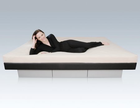 Eine Frau liegt auf einem Wasserbett