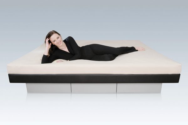 Eine Frau liegt auf einem Wasserbett